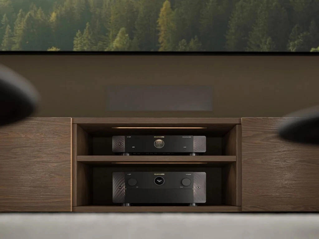 Marantz AMP 30 naskládaný v sestavě s dalšími koncovými zesilovači Marantz