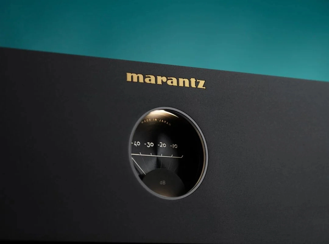 Detail zadního panelu Marantz AMP 30 se symetrickými XLR a RCA vstupy a reproduktorovými terminály