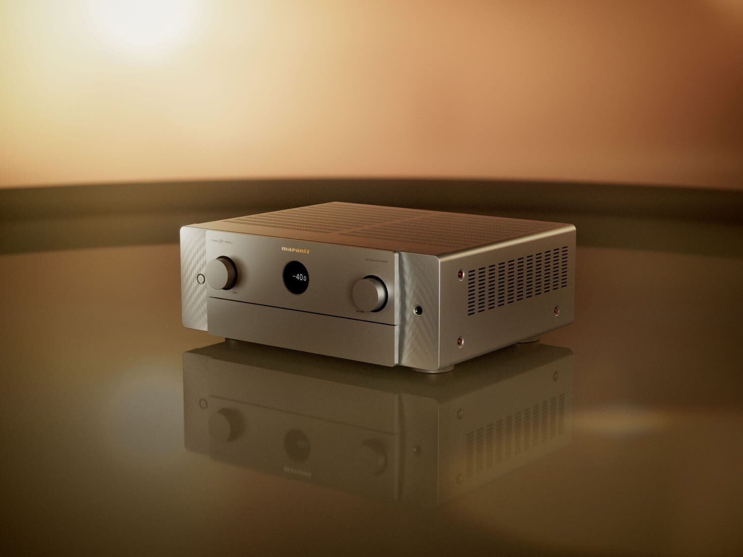 Marantz CINEMA 50 SERIES 2 ve stříbrno-zlatém provedení ze tříčtvrtečního pohledu na lesklé desce s teplým nasvícením