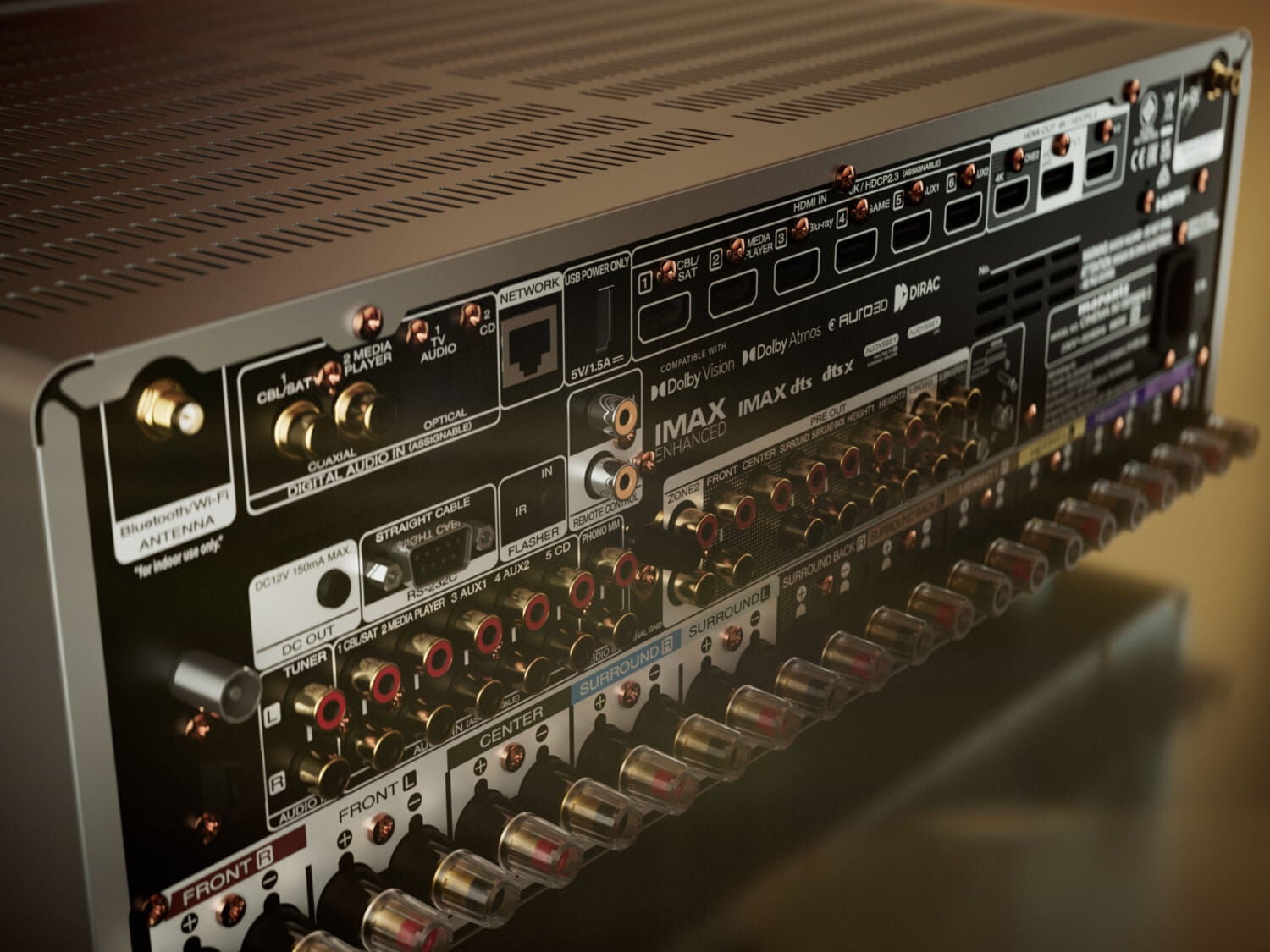 Detail zadního panelu Marantz CINEMA 50 SERIES 2 ve stříbrno-zlatém provedení s pozlacenými reproduktorovými svorkami a předzesilovacími výstupy