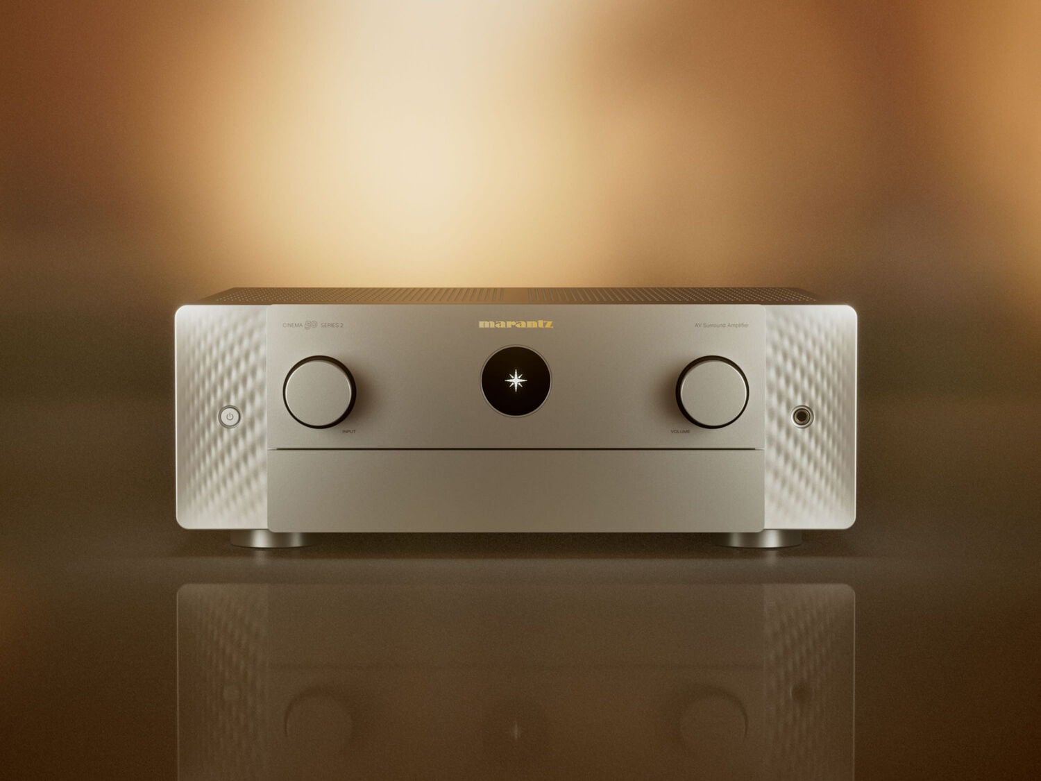 Marantz CINEMA 50 SERIES 2 ve stříbrno-zlatém provedení zepředu, s prosvětleným kulatým displejem a strukturovanými bočními panely