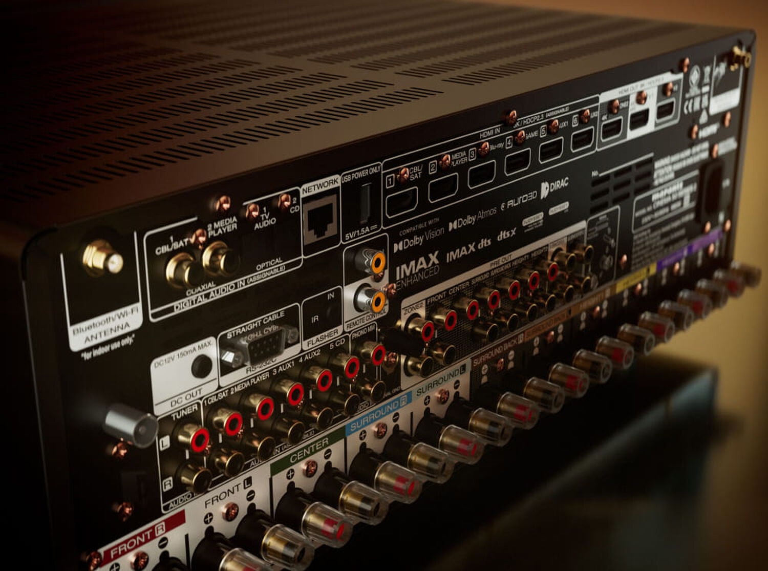 Detail zadního panelu Marantz CINEMA 50 SERIES 2 s log Dolby Atmos, Auro-3D, DTS:X, IMAX Enhanced, Audyssey a Dirac