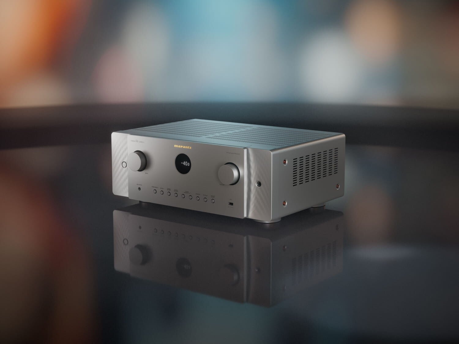 Marantz CINEMA 60 DAB SERIES 2 ve stříbrozlatém provedení zešikma na lesklé desce