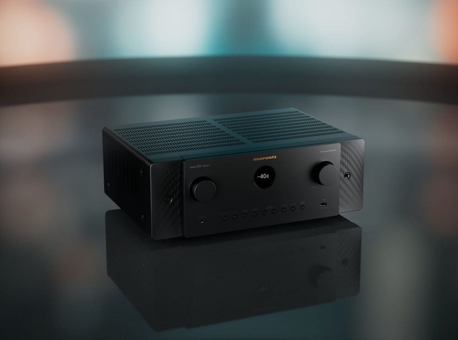 Marantz CINEMA 60 DAB SERIES 2 zešikma s viditelnou perforovanou horní deskou a rozsvíceným kruhovým displejem