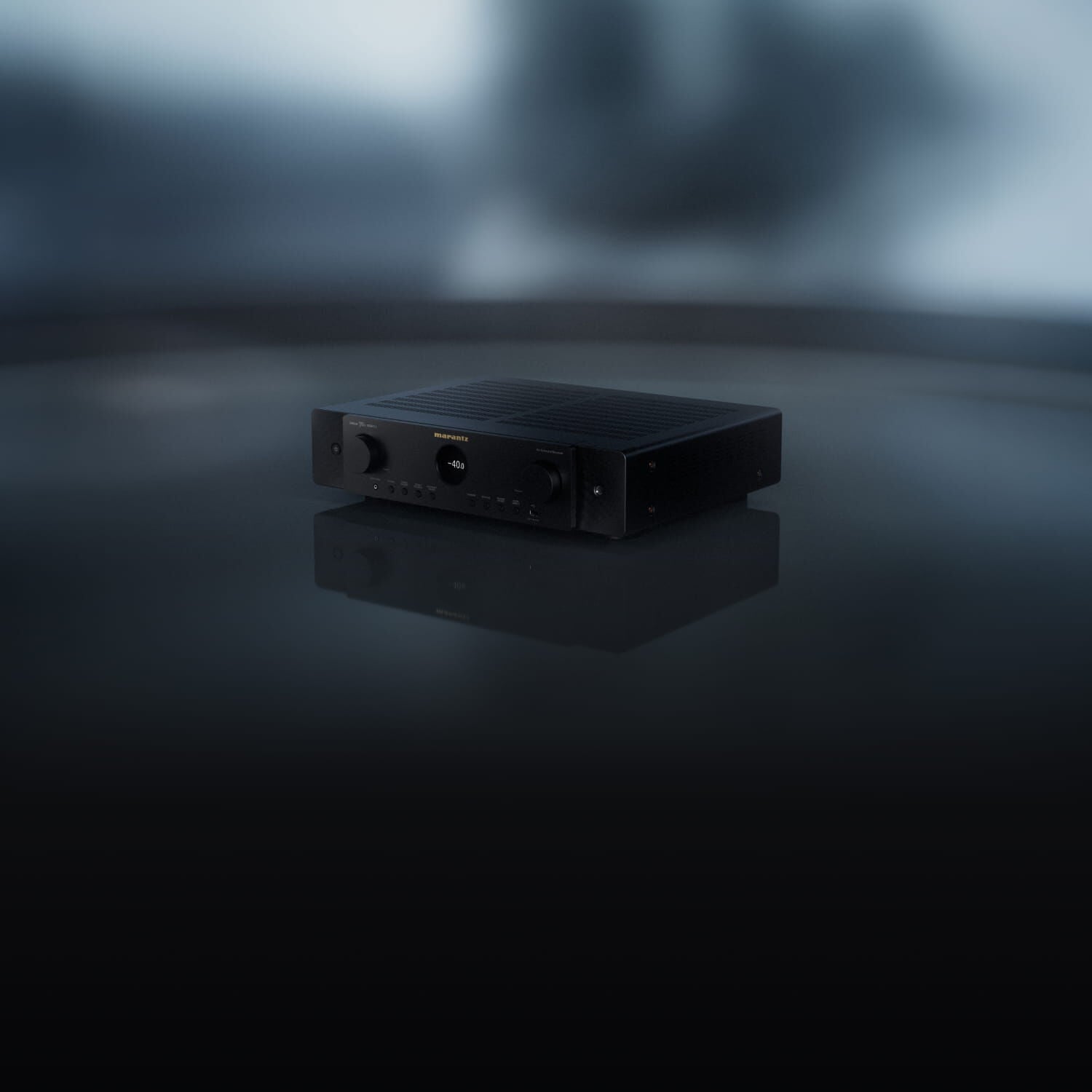 Marantz CINEMA 70s SERIES 2 v černém provedení na tmavé lesklé ploše s odrazem