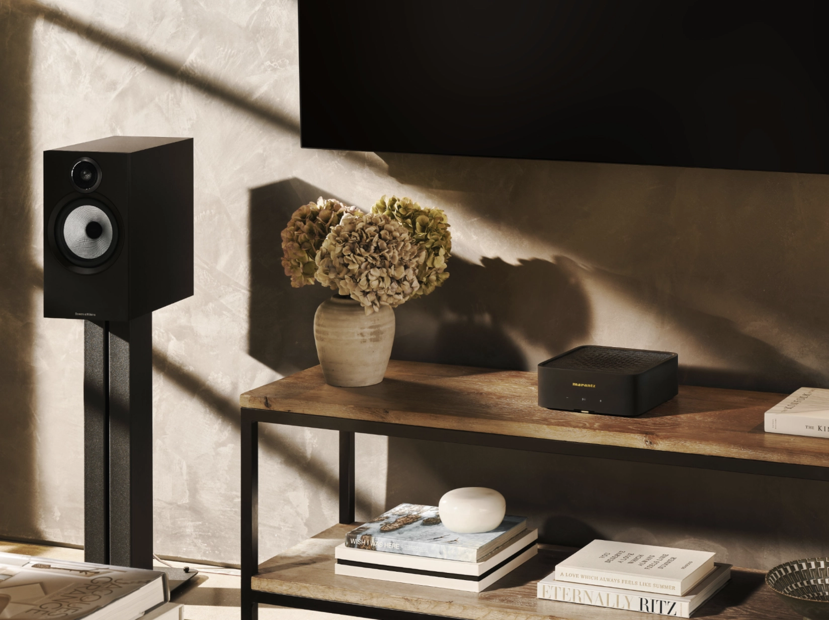Marantz Model M1 připojený k televizi přes HDMI eARC