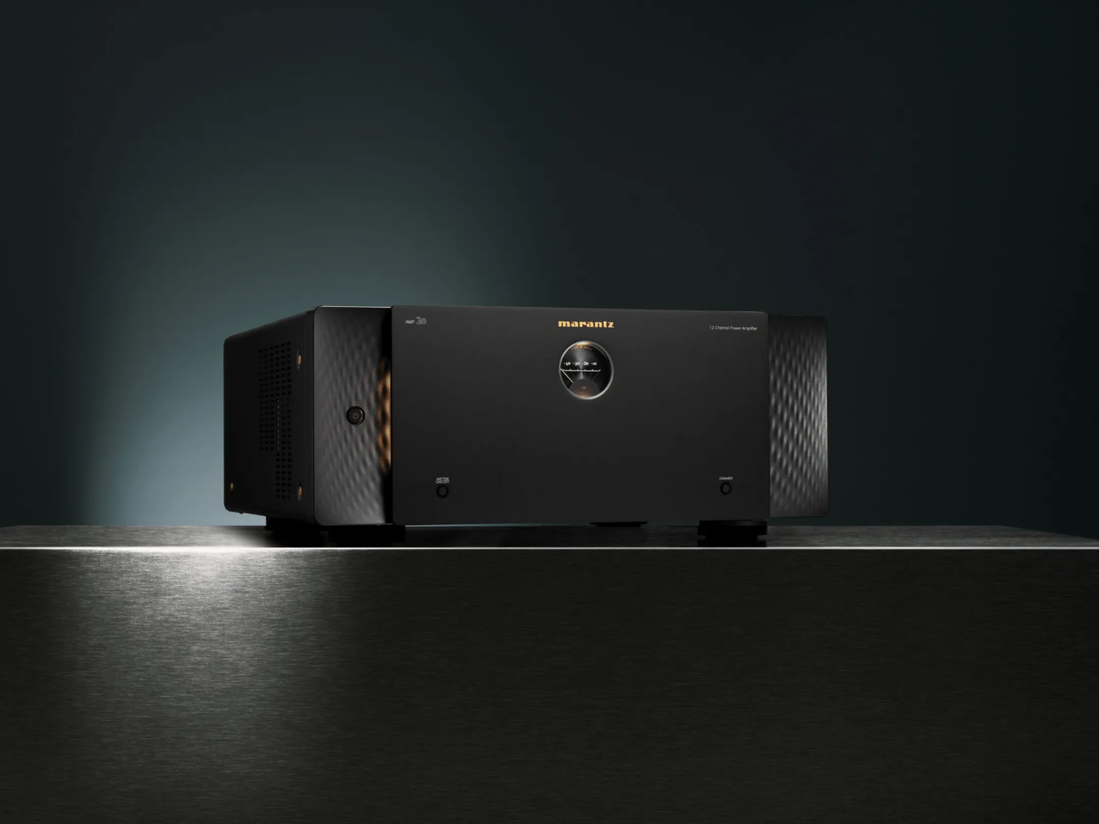 Detail skříně zesilovače Marantz AMP 20 s důrazem na masivní konstrukci