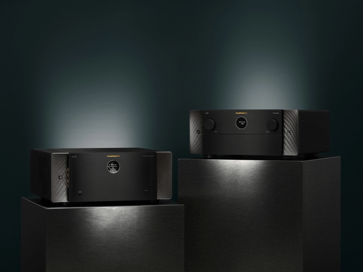Marantz AV 20 a výkonový zesilovač AMP 20 postavené na sobě v sestavě