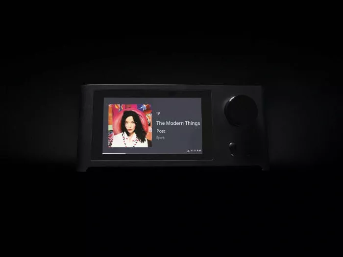 NAD C700 V2 v obývacím pokoji jako srdce stereo sestavy