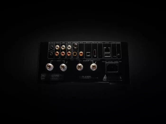 Zadní panel NAD C700 V2 s digitálními a analogovými vstupy včetně HDMI eARC a gramofonového vstupu