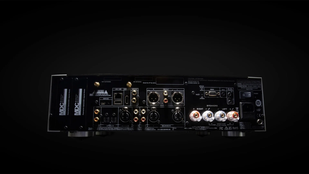 Zadní panel NAD M33 V2 s XLR vstupy, Pre Out, Sub Out, reproduktorovými terminály a sloty MDC