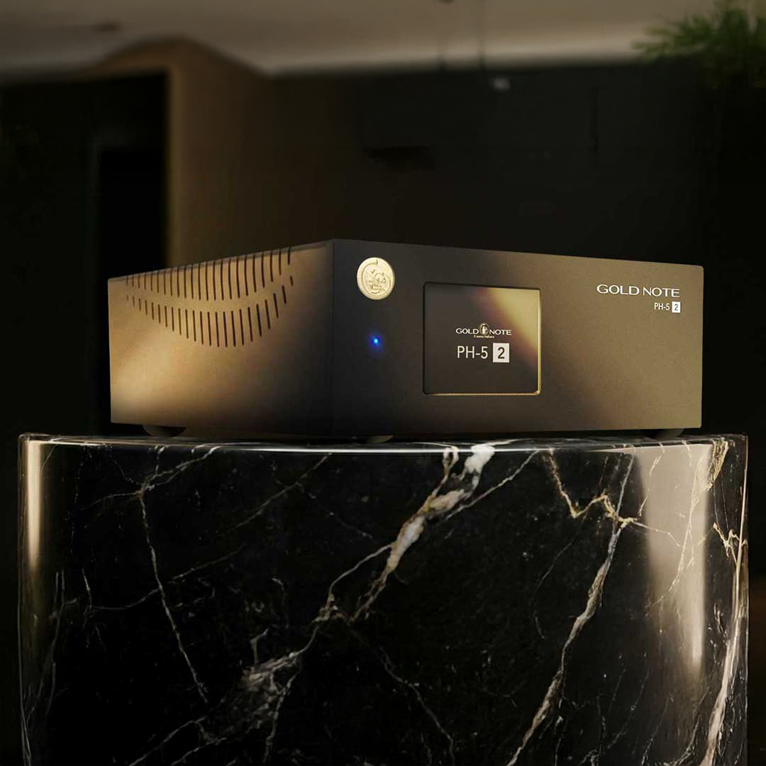 Gold Note PH-5.2 s rozsvícenou modrou stavovou diodou a barevným displejem na tmavém mramorovém podstavci