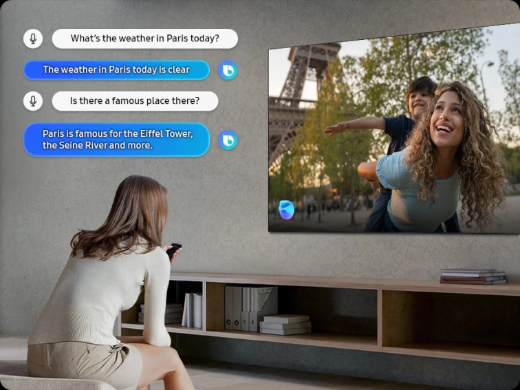 Televizor Samsung QE43Q7F QLED na televizním stolku v obývacím pokoji
