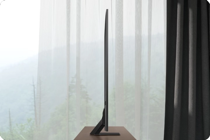 Tenký profil NeoSlim Design televizoru Samsung QE43QN90F v obývacím pokoji