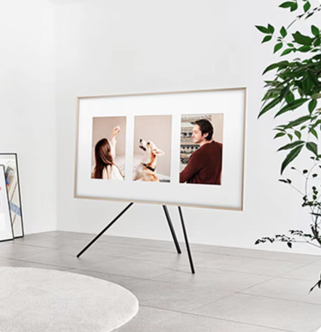 Designový stojan Studio Stand pod televizorem The Frame uprostřed obytného prostoru