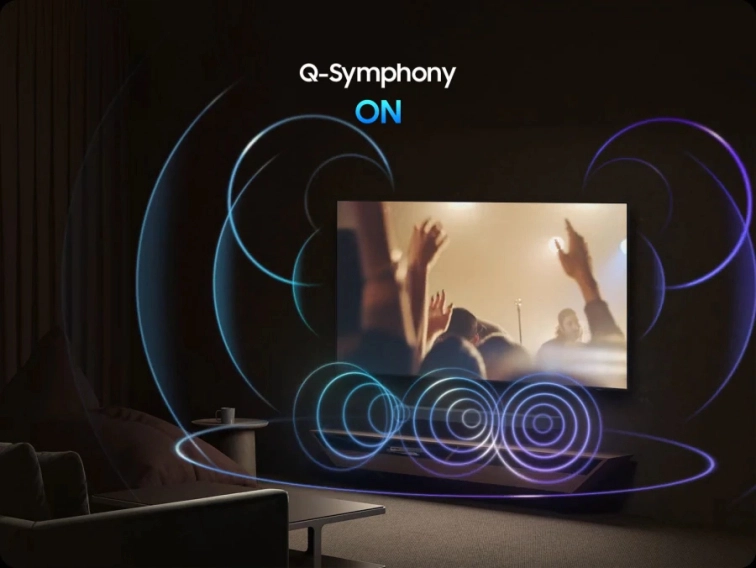 Televizor Samsung QE65Q8F propojený se soundbarem díky technologii Q-Symphony