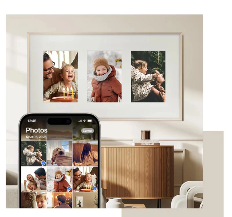 The Frame Pro na zdi zobrazuje tři osobní fotografie z výletu, vedle telefon s aplikací pro nahrání