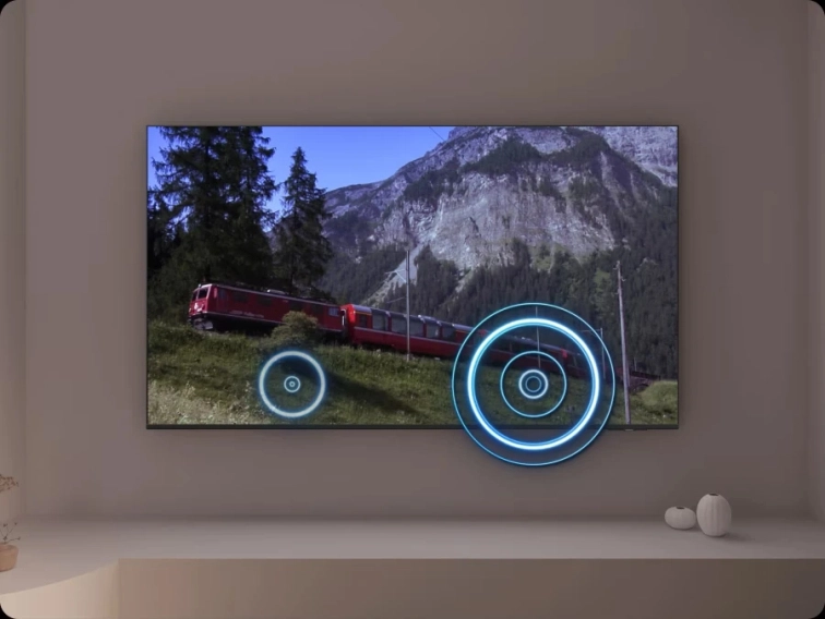 Televizor Samsung QE75Q8F na stěně se zvukem OTS Lite sledujícím pohyb na scéně s vlakem