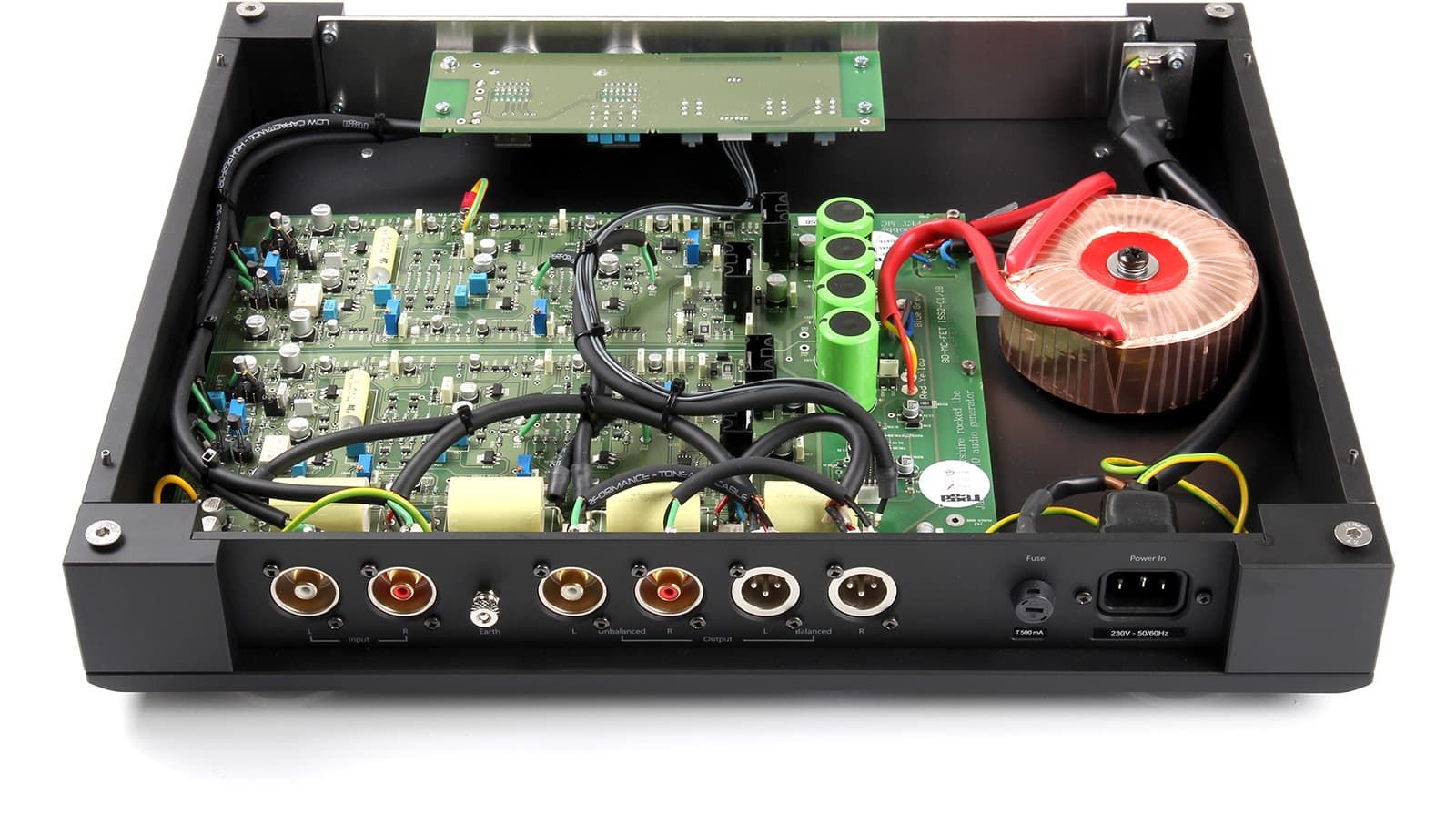 Zadní panel Rega Aura se vstupy RCA a symetrickými výstupy XLR