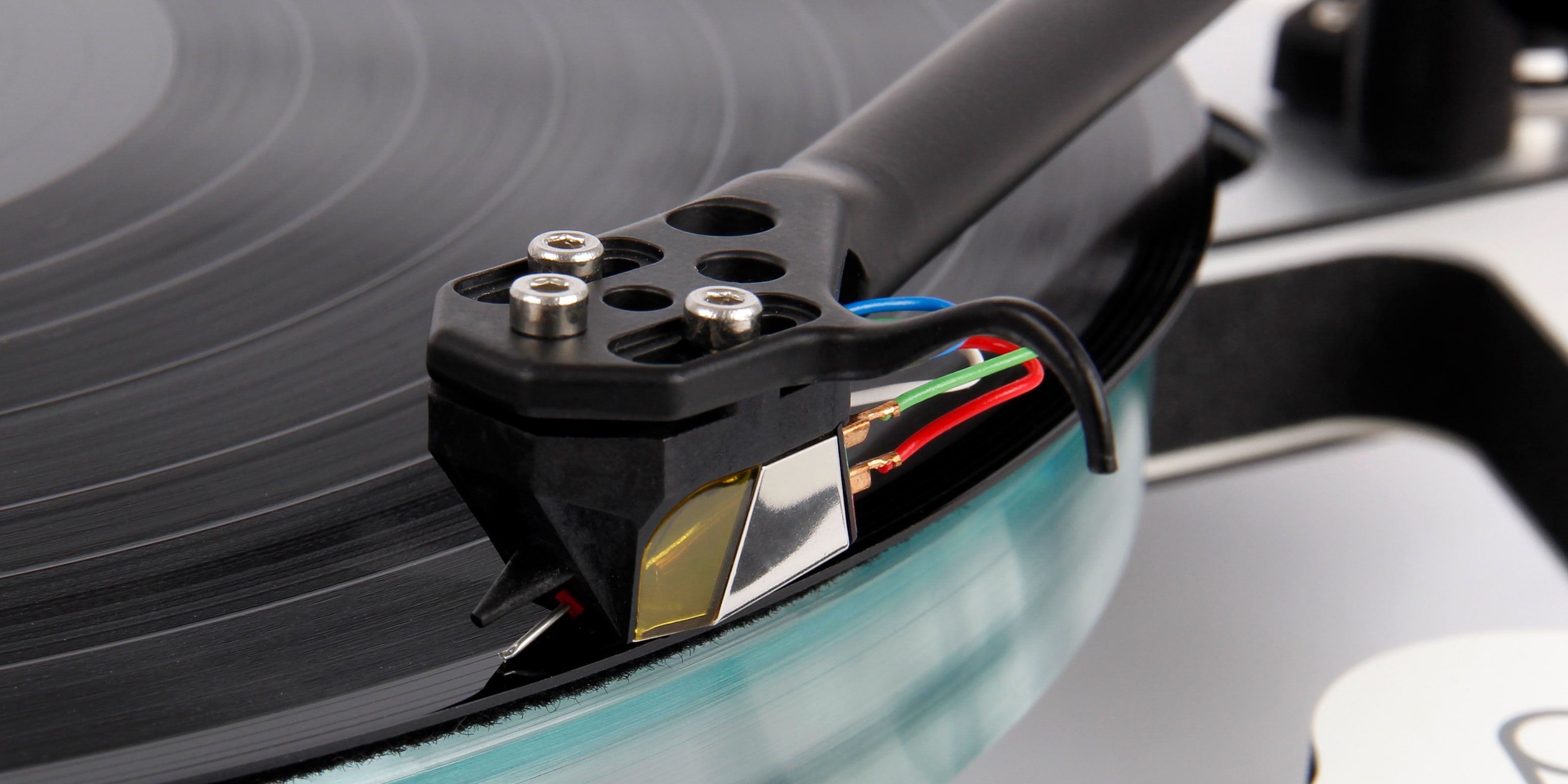 Rega Nd7 nasazená na raménku gramofonu během přehrávání vinylu