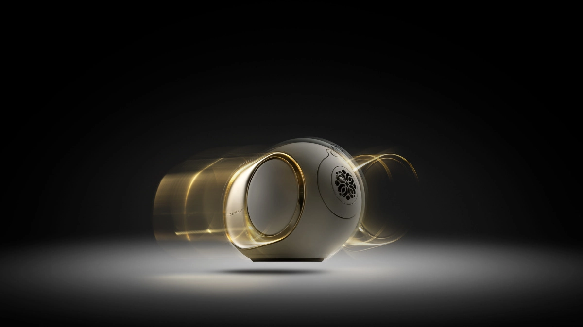 Devialet Phantom Ultimate s rozvířenými bočními woofery v hypnotickém pohybu na černém pozadí