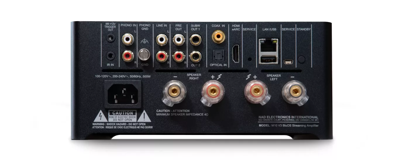 Zadní panel NAD M10 V3 s analogovými a digitálními vstupy, HDMI, ethernetem a reproduktorovými terminály