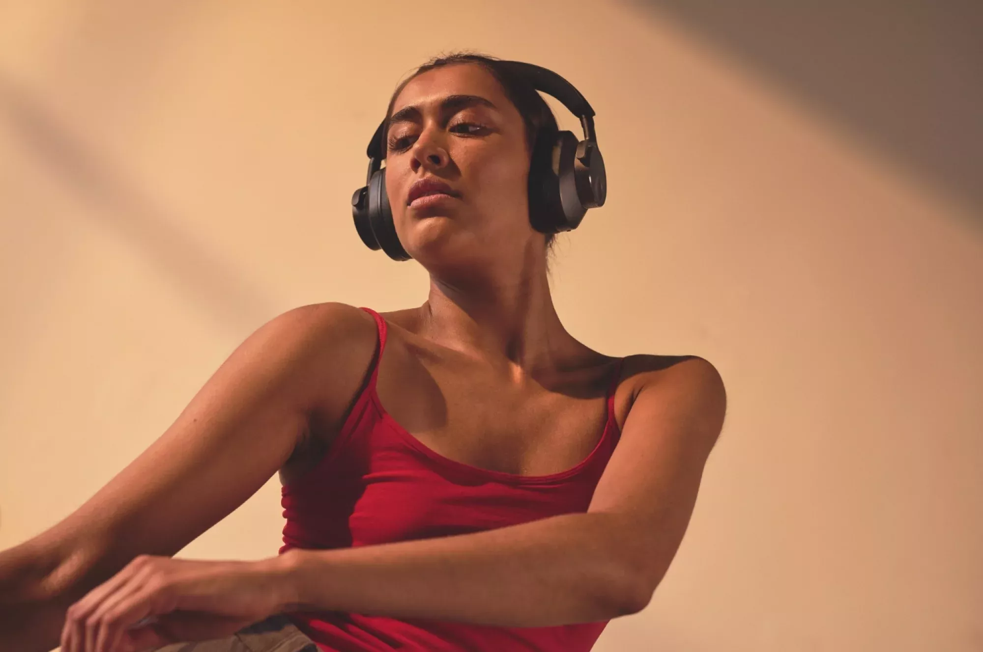 Náhlavní sluchátka Cambridge Audio Melomania P100 SE nasazená při poslechu hudby