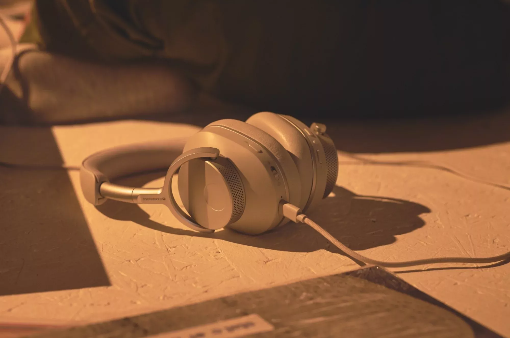 Cambridge Audio Melomania P100 SE při nabíjení přes USB-C