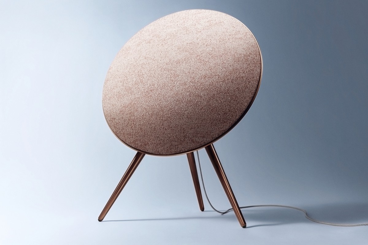 Beosound A9 Sienna Brown s předním krytem Kvadrat Woolscape Mineral Red