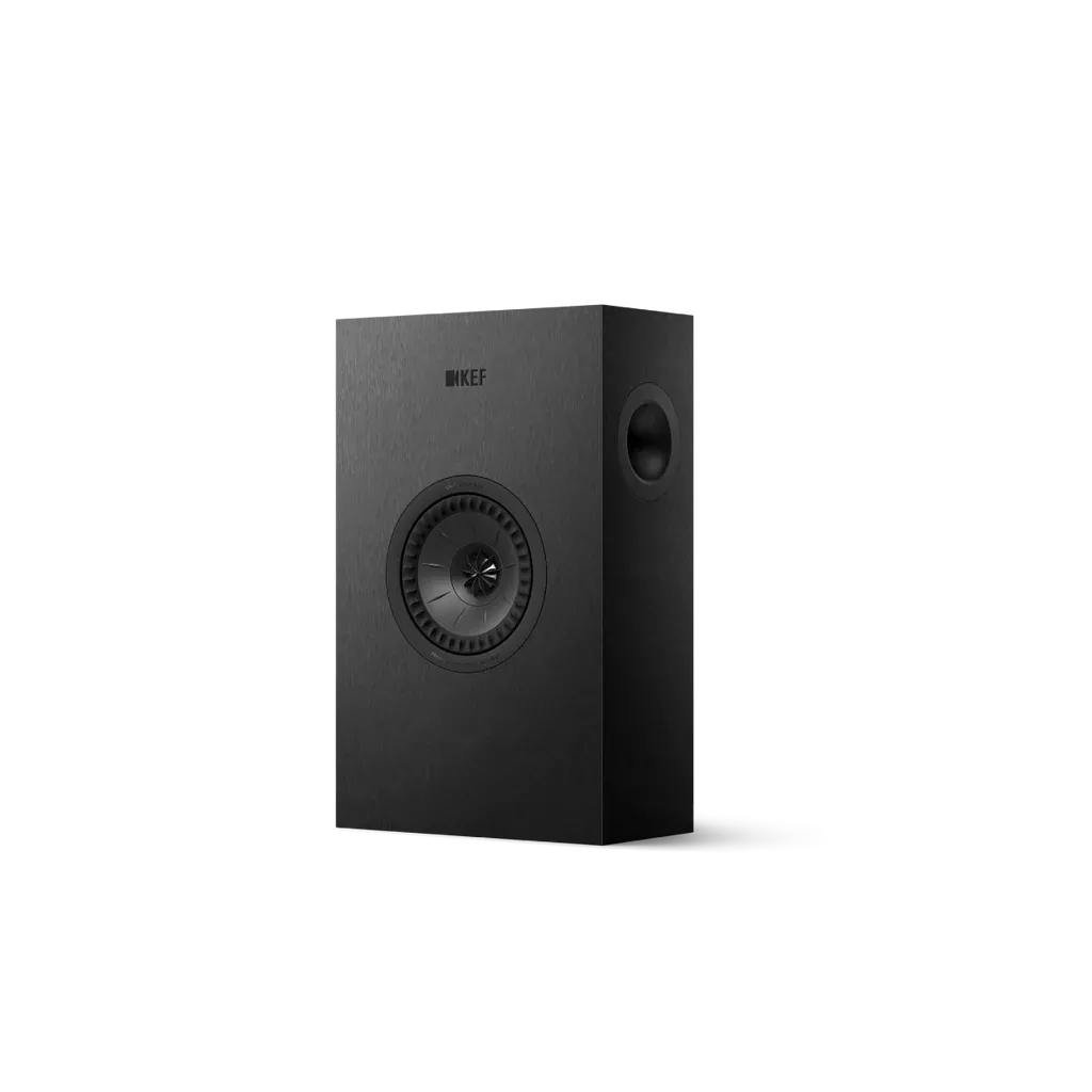 Packshot černého reproduktoru KEF Q8 Meta s koaxiálním měničem Uni-Q a basreflexovým otvorem na boku, bílé pozadí