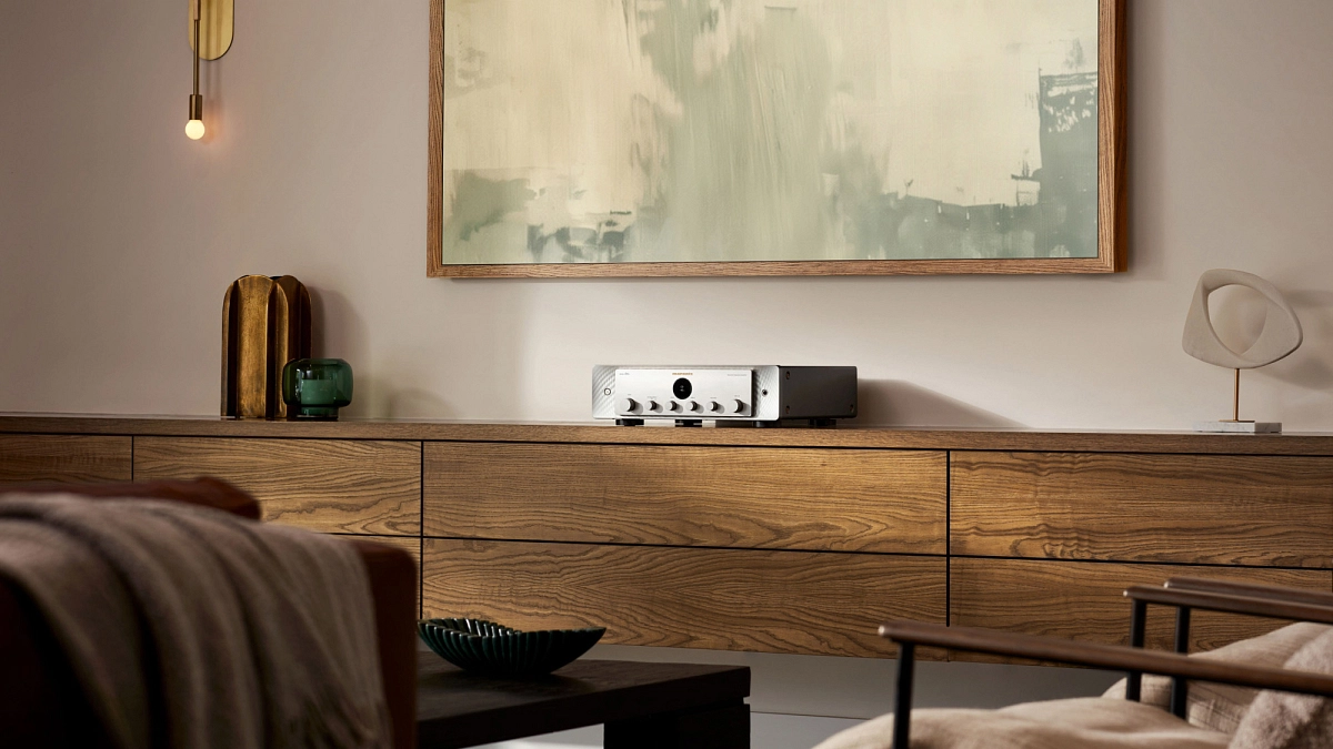 Detail charakteristického designu a čelního panelu Marantz MODEL 60n