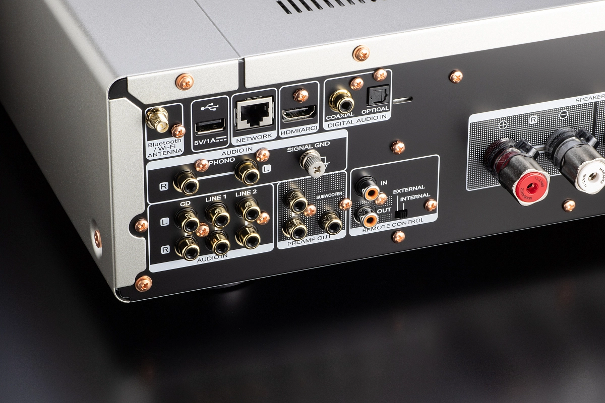 Marantz MODEL 60n jako součást HiFi sestavy s gramofonem a reprosoustavami