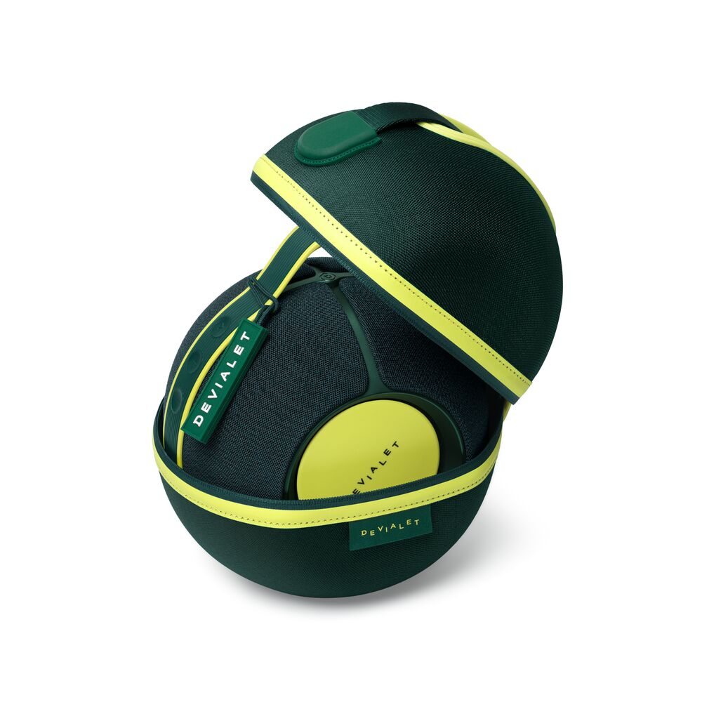 Devialet Mania Moss Green s otevřeným pouzdrem Cocoon ve stejném provedení