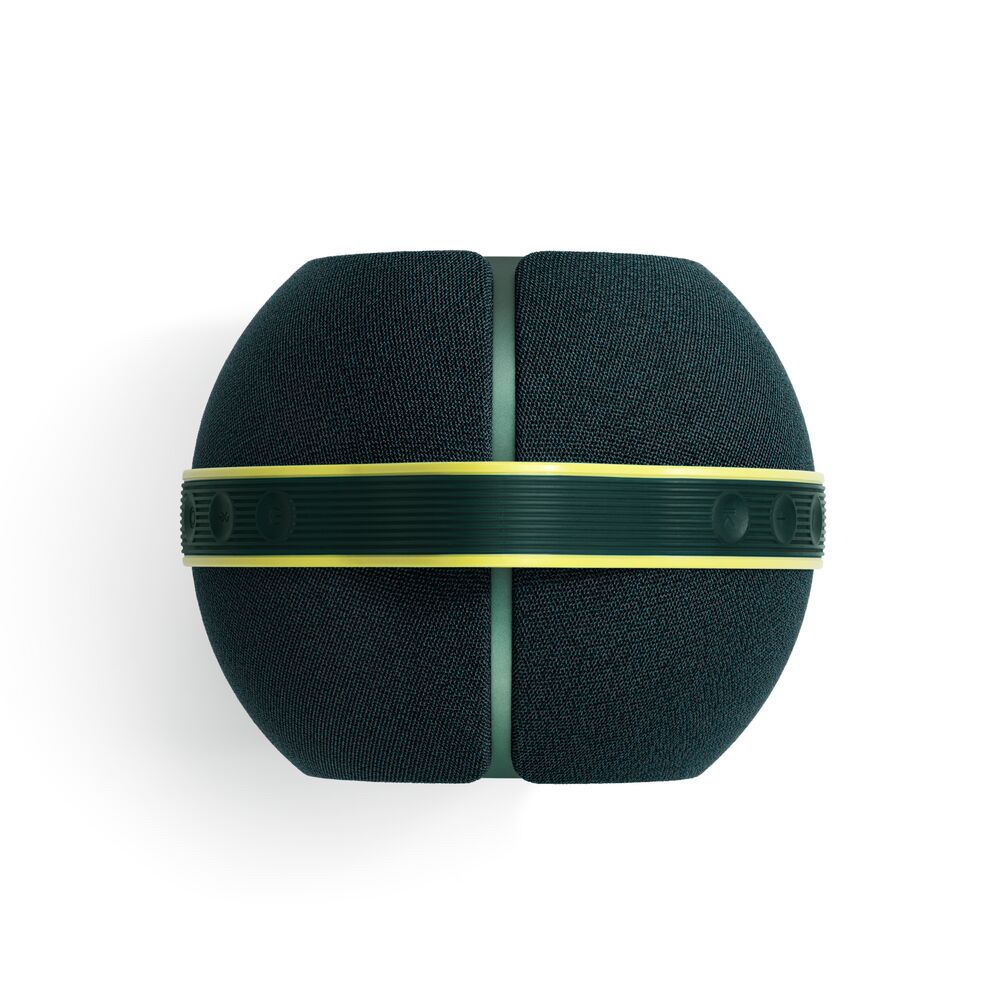 Detail dvoudílné konstrukce Devialet Mania Moss Green s basovým pásem uprostřed