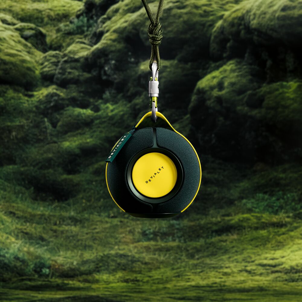 Detail karabiny na Devialet Mania Moss Green zavěšeném v terénu