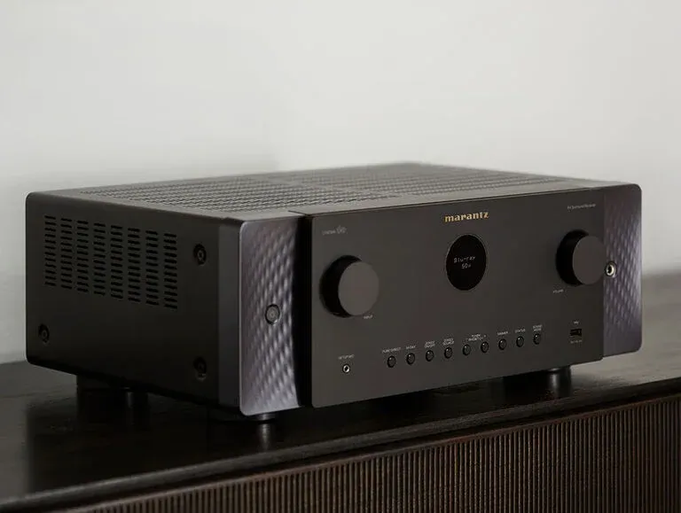 Detail konektorů a vstupů na zadním panelu Marantz Cinema 60 DAB
