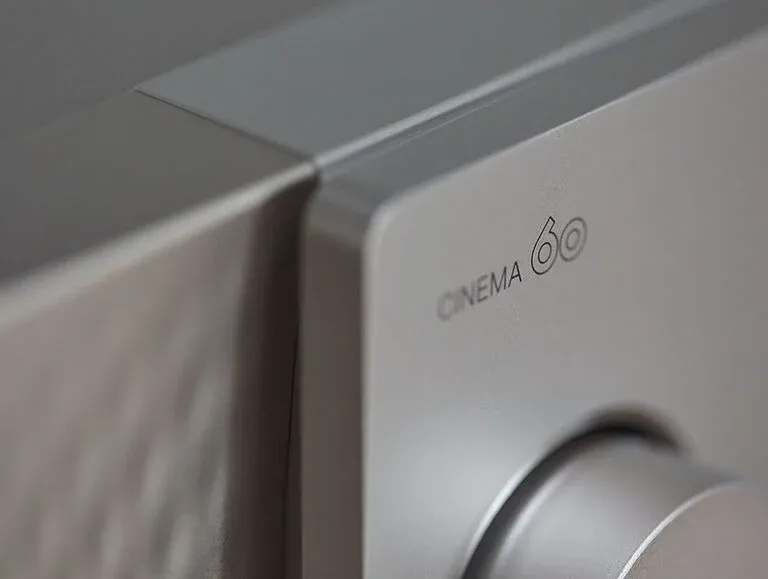 Detail předního panelu a ovládacích prvků Marantz Cinema 60 DAB