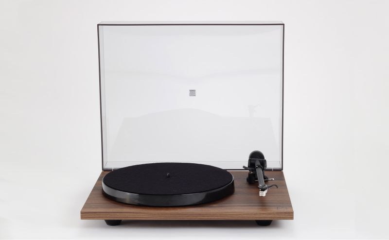 Rega Planar 1 v dýhovaném provedení ořech