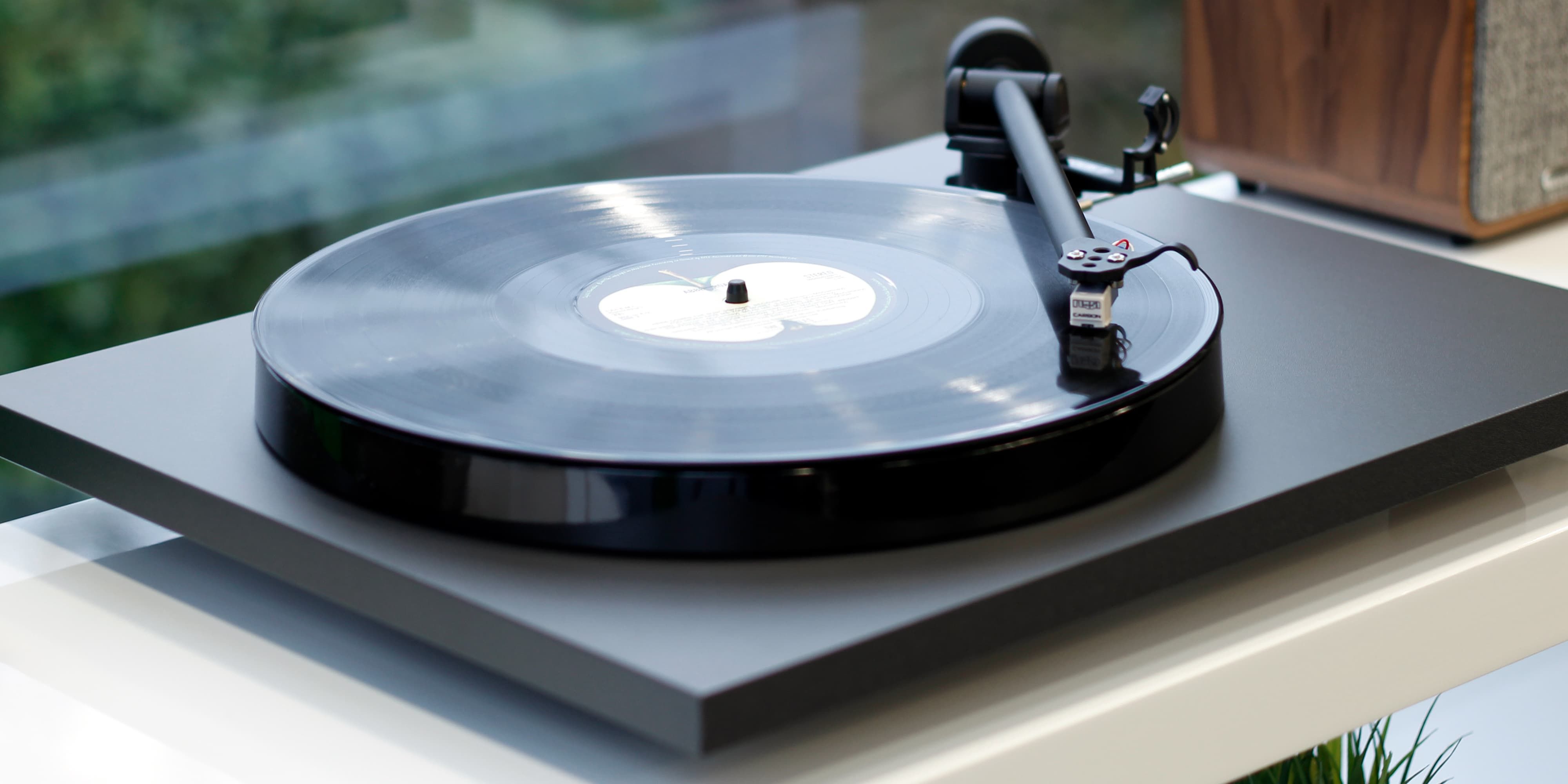 Rega Planar 1 v matném provedení s raménkem RB110