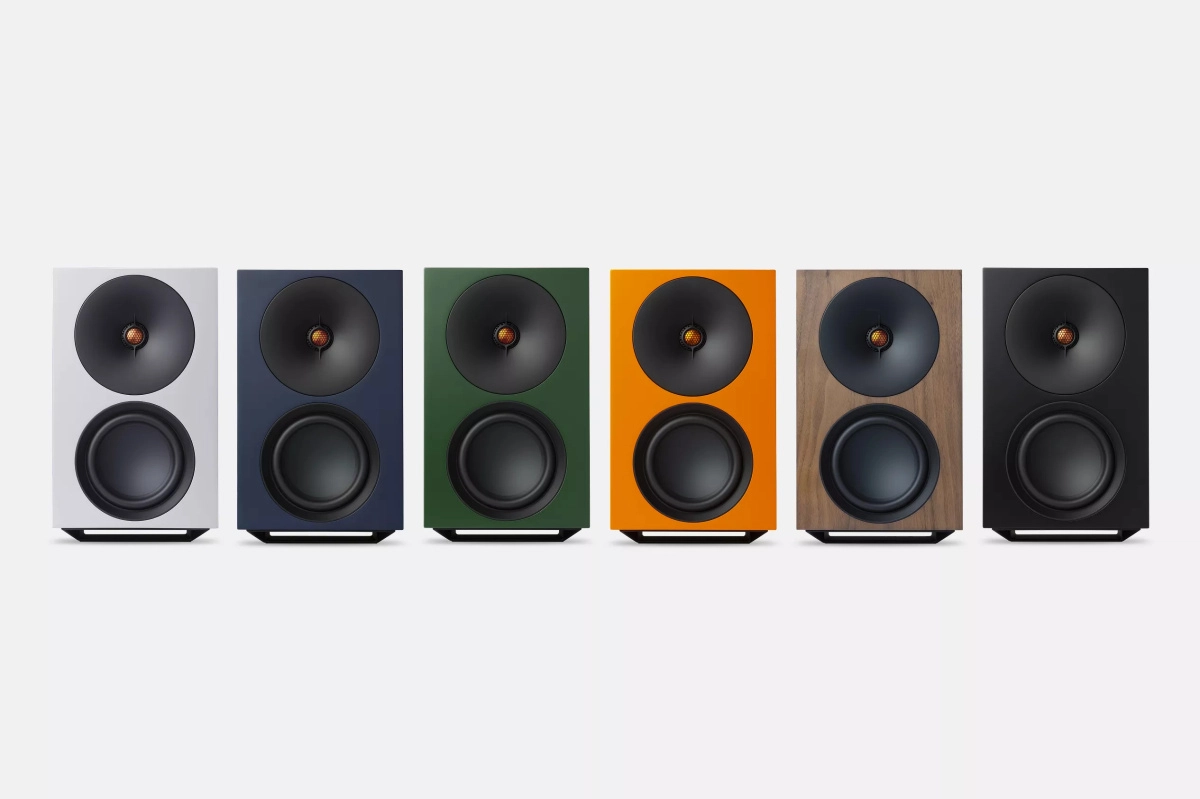 Cambridge Audio L/R X v šesti barevných provedeních vedle sebe na světlém pozadí, včetně ořechového provedení