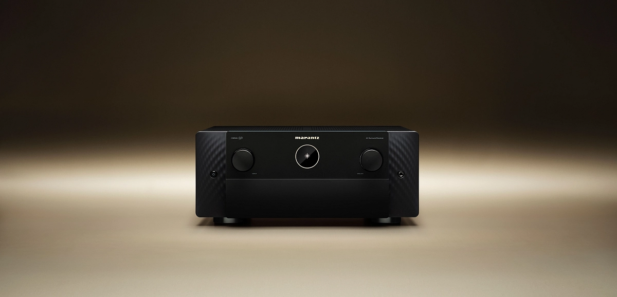 Marantz Cinema 40 — čelní pohled na ikonický průzor a decentní boční osvětlení