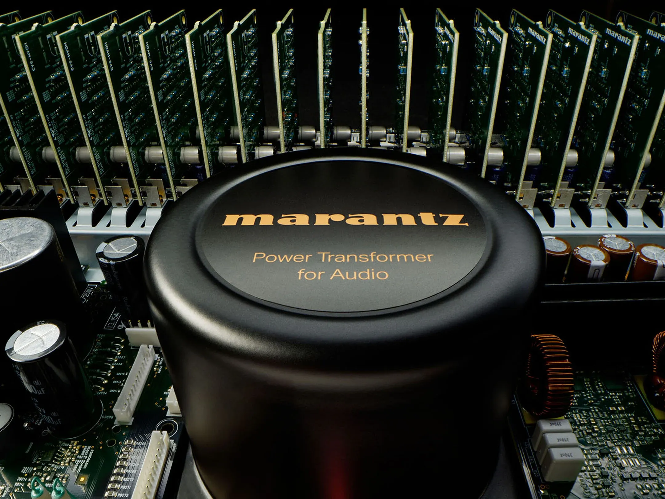 Marantz Cinema 40 — detail zadního panelu s HDMI vstupy a reproduktorovými svorkami