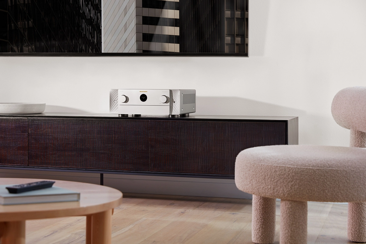 Marantz Cinema 50 ve zkušebním prostředí — detail čelního panelu a ovladačů