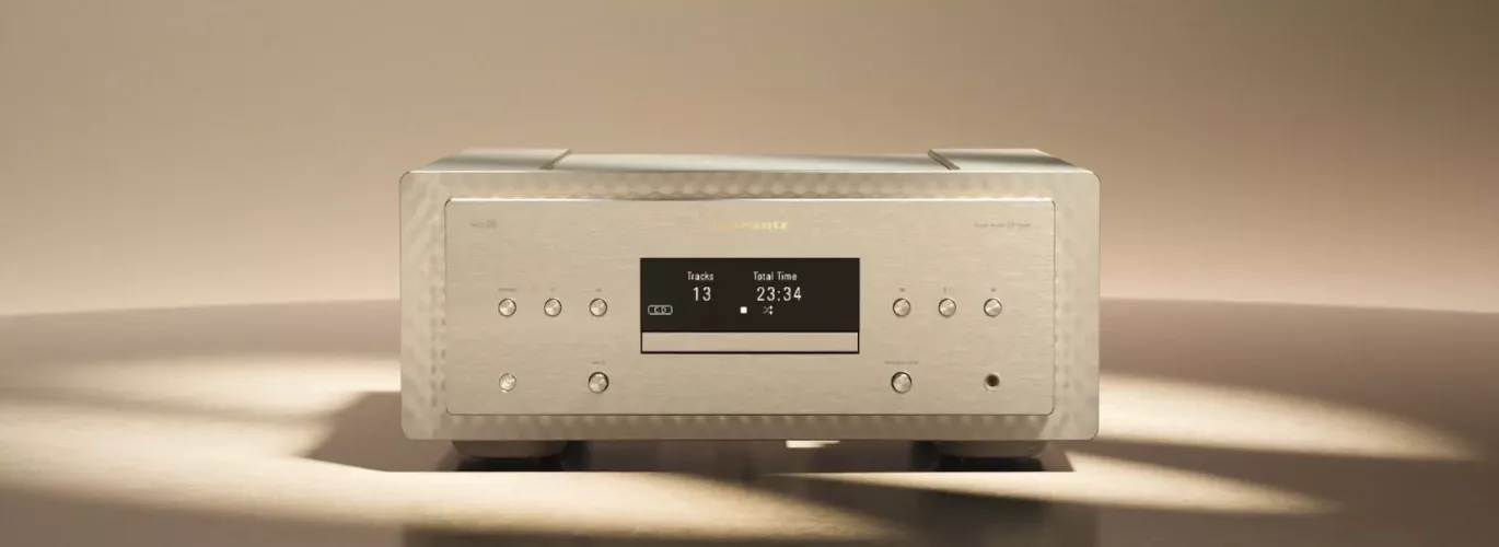 Marantz SACD 10 nasvícený z boku, detail třívrstvého šasi a krycí mřížky