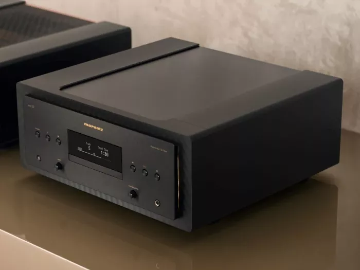 Detail vnitřní konstrukce Marantz SACD 10, třívrstvé hliníkové šasi s měděným stíněním