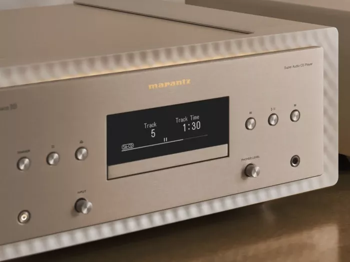 Marantz SACD 10 na konzoli vedle integrovaného zesilovače v poslechové sestavě