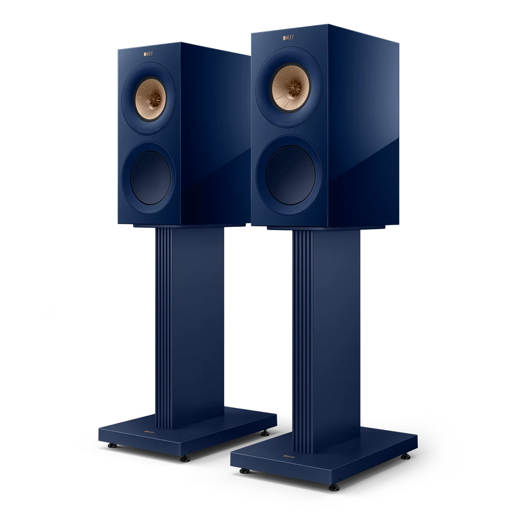 Pár stojanů KEF S3 v provedení Indigo Matte s regálovými reproduktory KEF R3 Meta Indigo Gloss, pohled z perspektivy