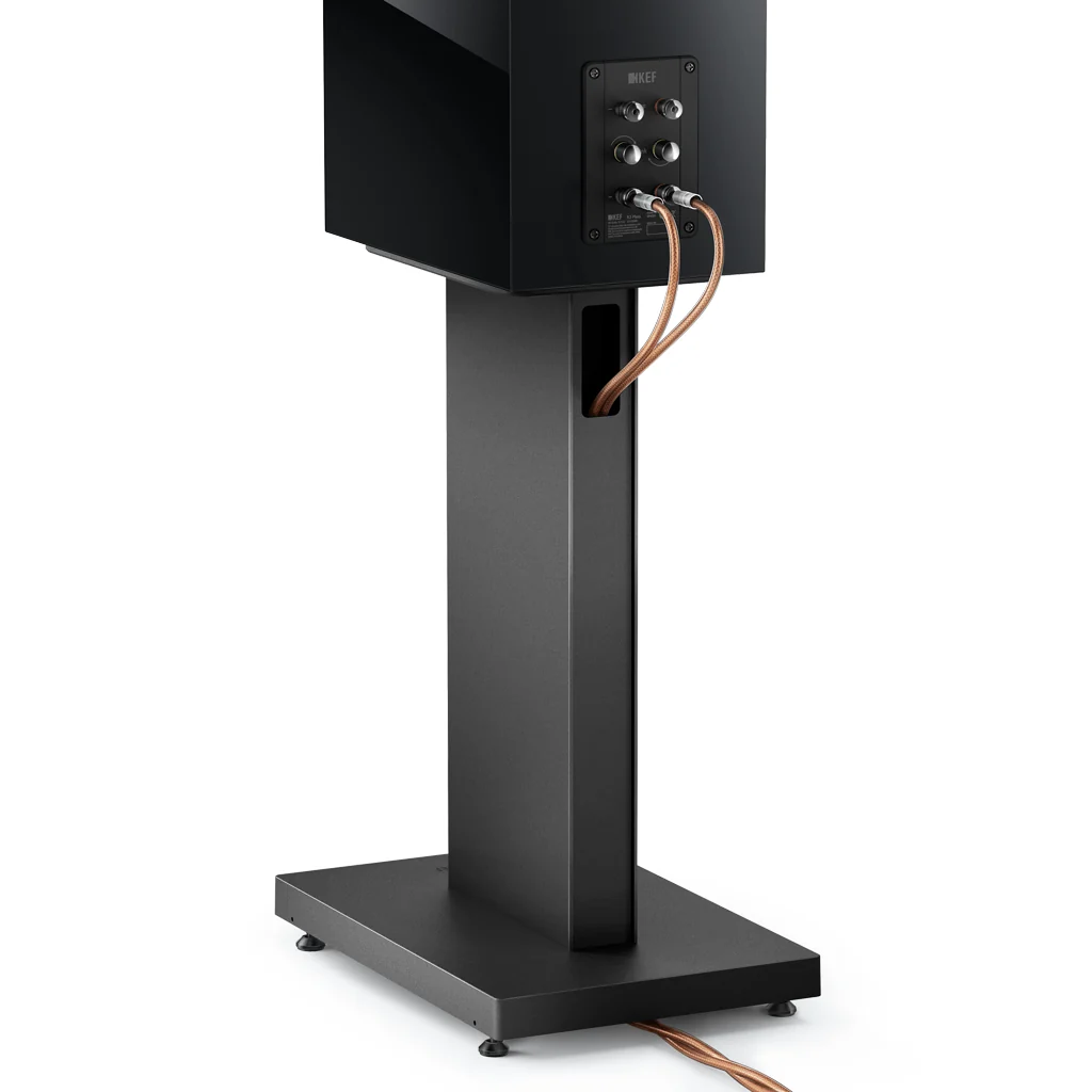 Detail zadní strany stojanu KEF S3 Slate Grey — měděné reproduktorové kabely vedené štěrbinou do dutého sloupku a vyvedené u podstavy