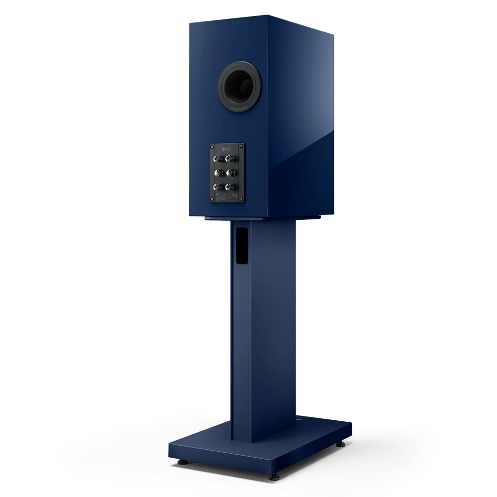 Zadní pohled na reproduktor KEF R3 Meta na stojanu KEF S3 Indigo Matte — basreflexový průduch, reproduktorové terminály a otvor pro vedení kabelu ve sloupku