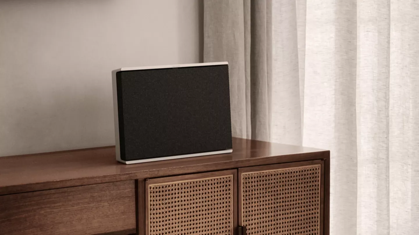 Beosound Level postavený na výšku jako stereo reproduktor v pracovně